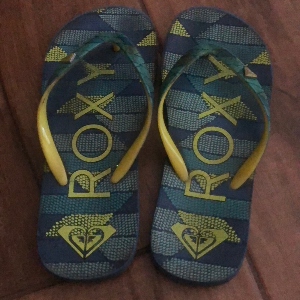 Roxy flip flops.